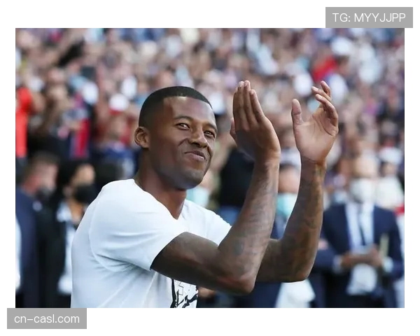 特写：时隔五年，老将重返王子公园球场接受观众致敬