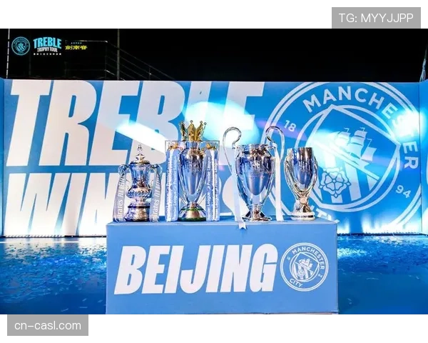 欧冠奖杯在曼彻斯特全城巡游，数十万市民上街庆祝